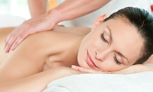 Eine Frau empfängt eine entspannende Thai-Massage.