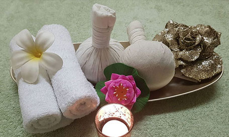 Traditionelle zur Aroma-Massage verwendete Kräuterstempel.